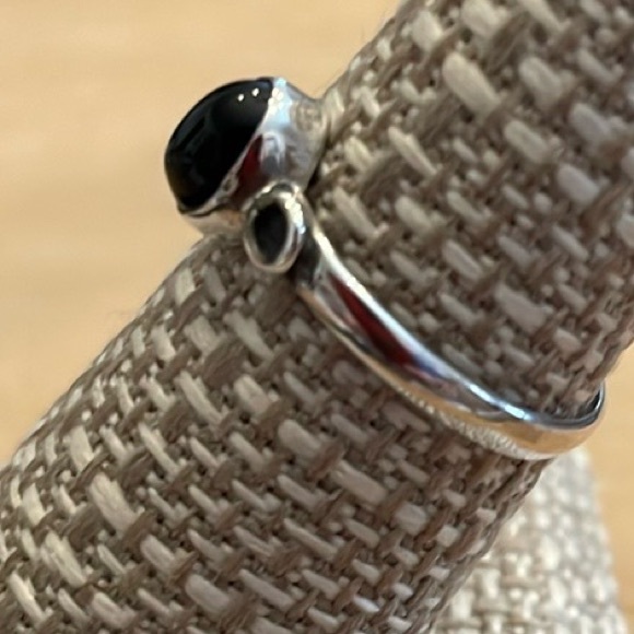 Size 9 Pretty Black Onyx and stamped Silver Ring - Picture 3 of 6